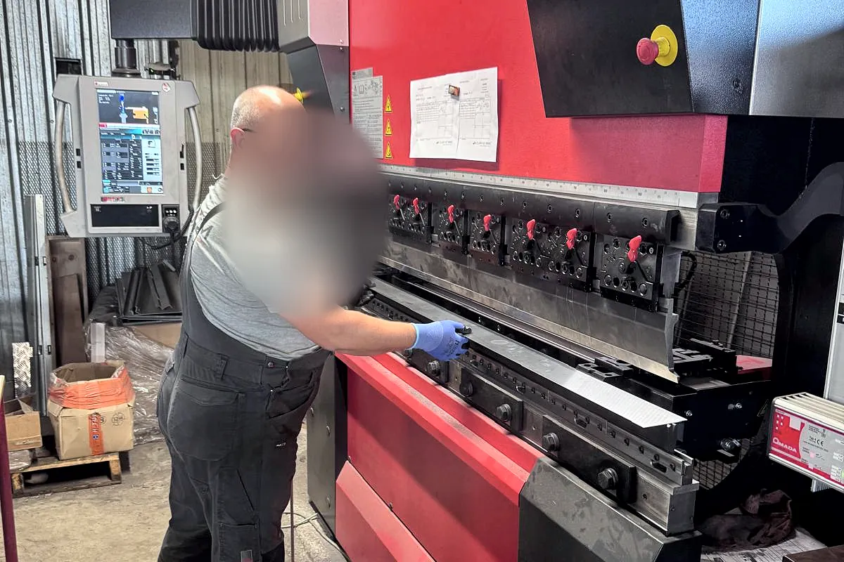Opérateur DERICE sur la plieuse Amada