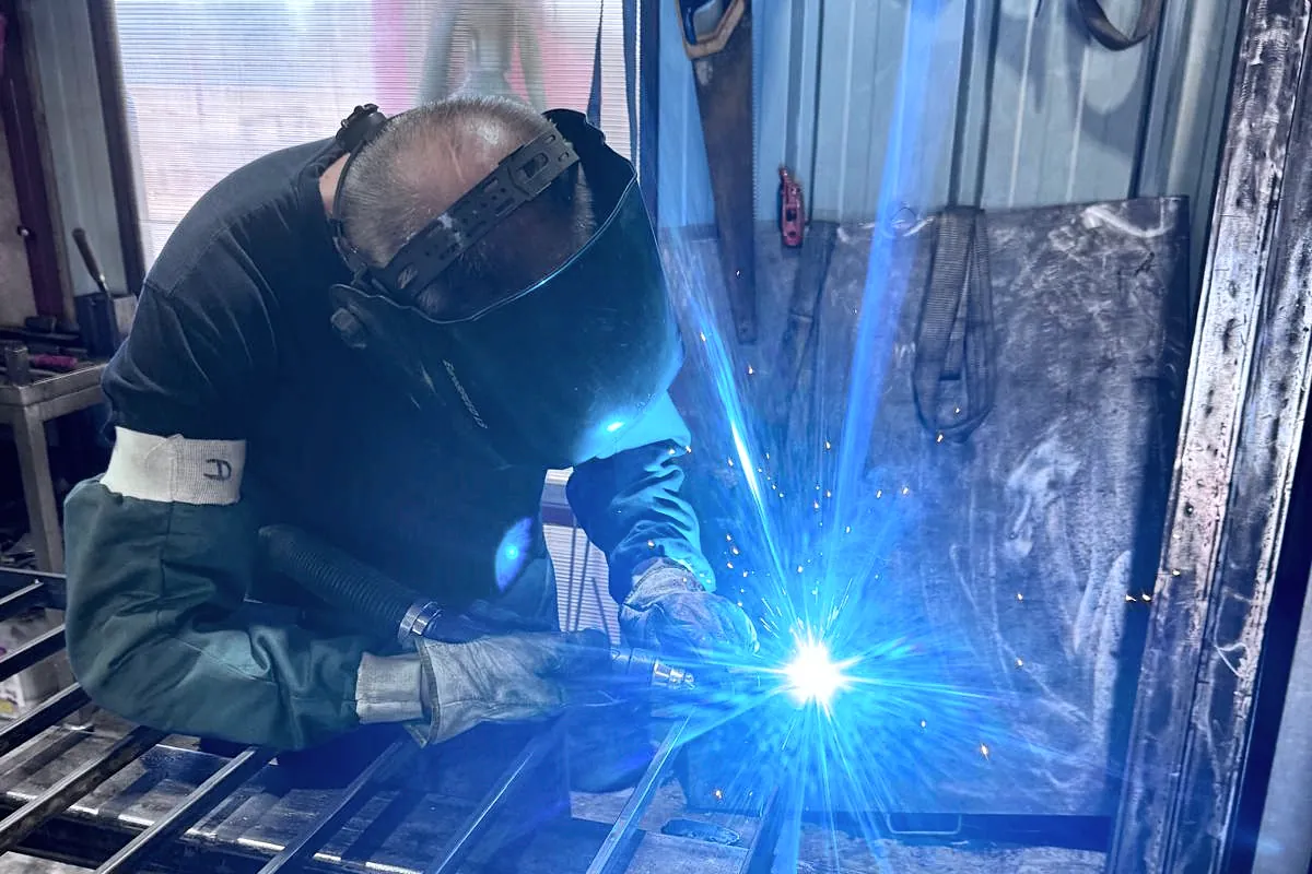 Soudure à l'arc d'un portail en atelier DERICE